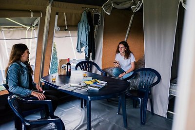 Schöne Zelthütte auf einem Campingplatz in...