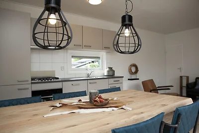 Chalet mit einem dekorativen Kamin