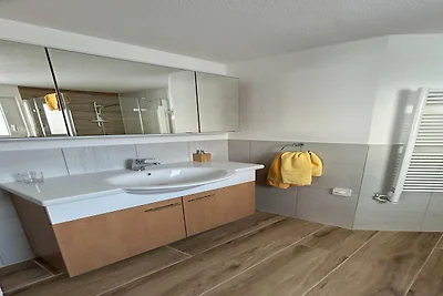 Chalet mit 2 Wohnungen von Wiesen umgeben,