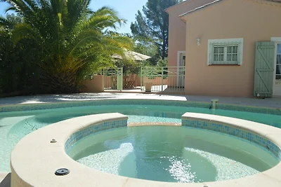 Ferienhaus mit großem Garten und Pool