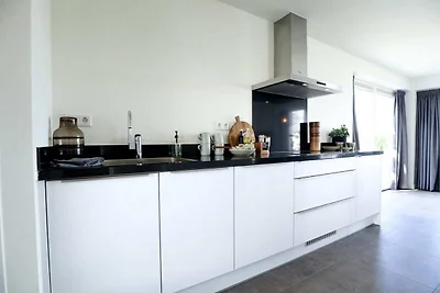 Villa am Wasser mit großzügiger Dachterrasse