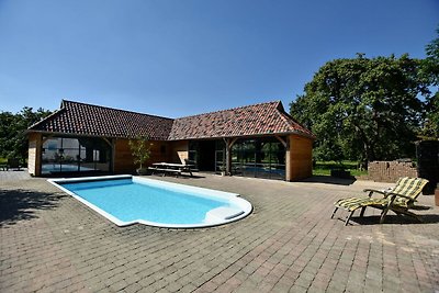 Spaziosa casa vacanze a Herveld con piscina