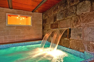 Villa mit Pool und wunderschöner Architektur