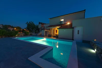 Villa in Ugljane mit privatem Pool