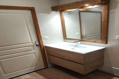Modernes Bergapartment mit Balkon