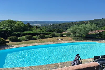 Maison en pierre avec piscine et jardin