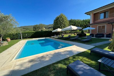 Villa seducente sulle colline toscane con...