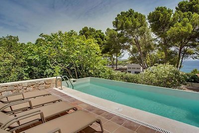 Luxus-Villa mit privatem Pool und Blick auf d...