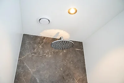 Moderne Luxus-Ökovilla mit Terrasse am Wasser