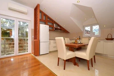 Bright Kaštela Apartment with Balcony and Pri...