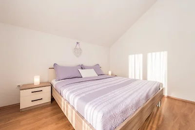 Geräumiges Apartment in Vrsi mit Garten