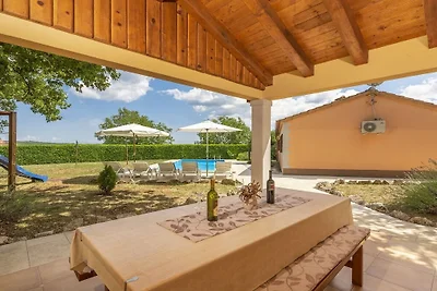 Ferienhaus in Tinjan mit Schwimmbecken