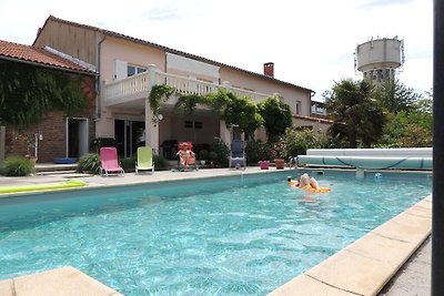 Moderne Villa mit Swimmingpool in Nailloux