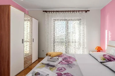 Wohnung in Šibenik-Brodarica mit Balkon