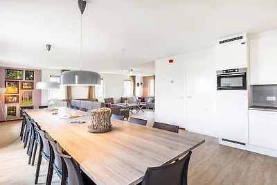 Villa ristrutturata con sauna, vicino a una r...
