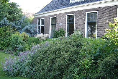 Oude stelpboerderij bij het IJsselmeer