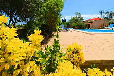 Huis in Es Llombards met zwembad en tuin