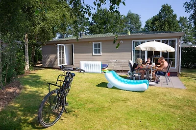 Moderne Lodge mit Klimaanlage im grünen...