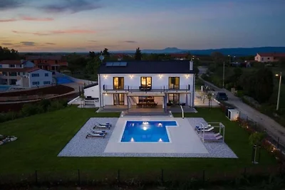 Villa in Kavran met zwembad
