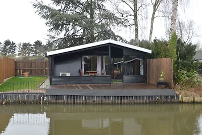 Modernes Ferienhaus direkt am See gelegen