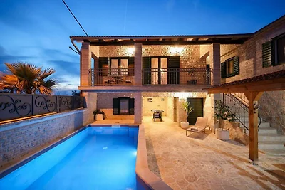 Landhaus mit Pool und Garten