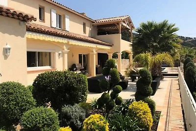 Villa in Valcros mit Pool und Meerblick