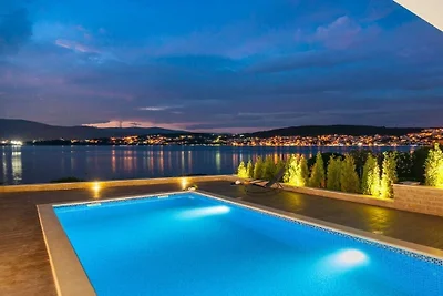 Villa in Okrug Gornji mit Schwimmbecken