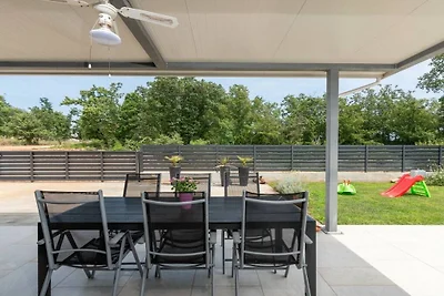 Villa in Karigador met zwembad