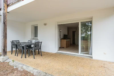 Zonovergoten tuintoevluchtsoord aan de kust