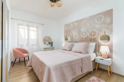 Modern appartement met zwembad en tuin