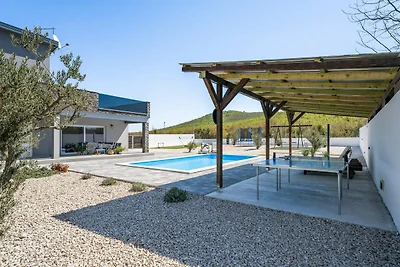 Moderne Villa mit privatem Pool