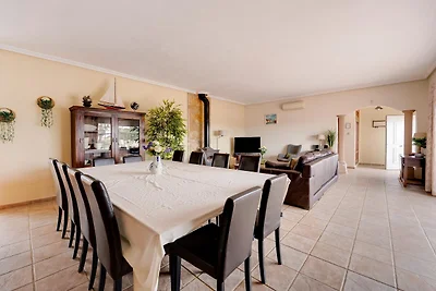 Villa in El Agar mit Pool und Strandnähe