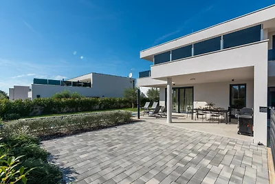 Moderne Villa mit privatem Pool, für 8...