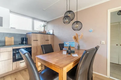 Geschmackvoll eingerichteter freistehender Bu...