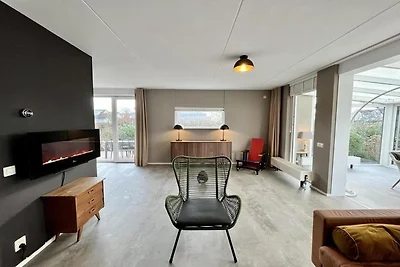 Deluxe-Bungalow am Wasser mit Steg