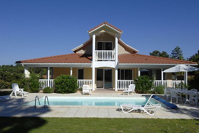 Belle villa avec piscine privée près du côte...
