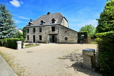 Rustiek vakantiehuis in Beauraing met verwarm...