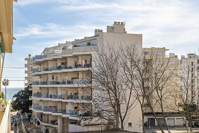 Vacanza soleggiata con balcone e aria condizi...