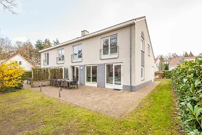 Villa ristrutturata con 5 bagni, situata in u...