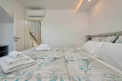 Exclusive Okrug Gornji Apartment with Shared ...