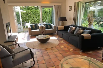 Villa mit Wellnesswanne, Sauna und Garten