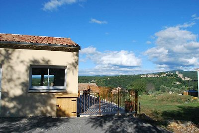 Villa des Figuiers omgeven door groen