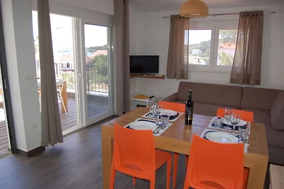 Geräumige Ferienwohnung mit Innenhof in Veli...