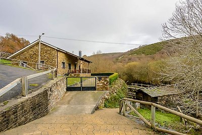 Stein-Ferienhaus in natürlicher Umgebung