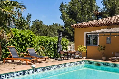 Villa in Toulon mit Pool und Waldblick