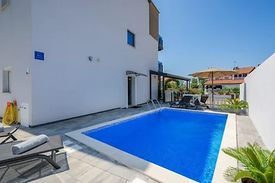 Üppige Wohnung mit privatem Pool