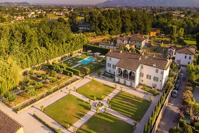 Luxusvilla und Pool in Lucca