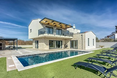 Villa in Sveti Lovrec mit Schwimmbecken