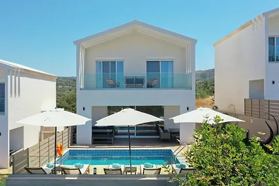 Geräumige Villa am Wasser in Gerani