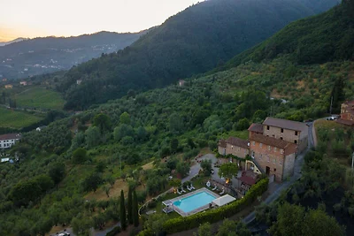 Villa mit Pool- und Weinbergblick